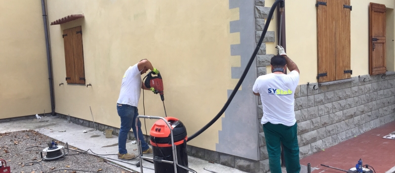 fase di foratura ed inserimento tubo iniezione fase di foratura ed inserimento tubo iniezione
