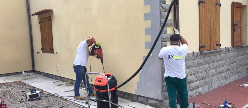 Fase di foratura e inserimento tubo iniezione Fase di foratura e inserimento tubo iniezione resine espandenti