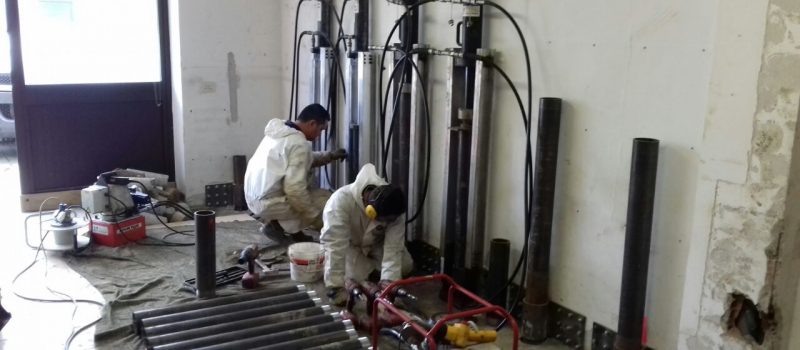 Martinetti in serie per infissione micropali Martinetti per inserimento micropali pressoinfissi