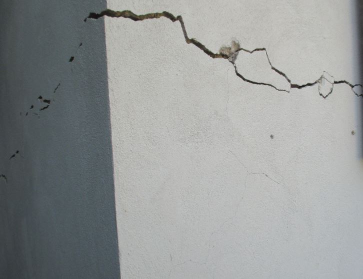 Come distinguere le crepe nei muri pericolose da quelle superficiali