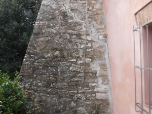 Consolidamento fondazioni villa - Crepe nei muri