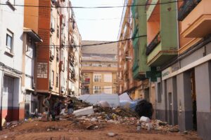 L'impatto dell'uragano Dana a Valencia, Spagna - Residenti valutano i danni dopo l'inondazione devastante a Valencia, Spagna.