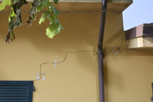 crepa nel muro di una casa