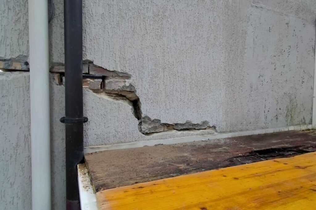 Muro di mattoni con crepe