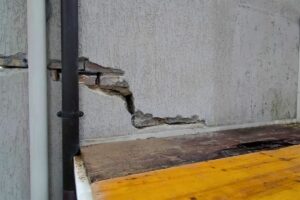 Muro di mattoni con crepe